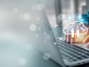 Im Hintergrund sieht man Hände einer Person, die am Laptop sitzt. Im Vordergrund ist eine Upload/Download-Grafik zu sehen.