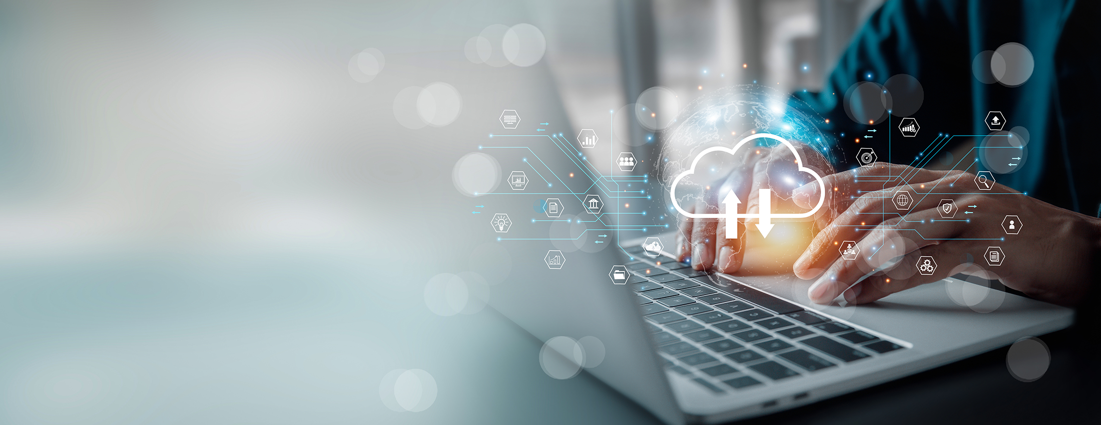 Im Hintergrund sieht man Hände einer Person, die am Laptop sitzt. Im Vordergrund ist eine Upload/Download-Grafik zu sehen.
